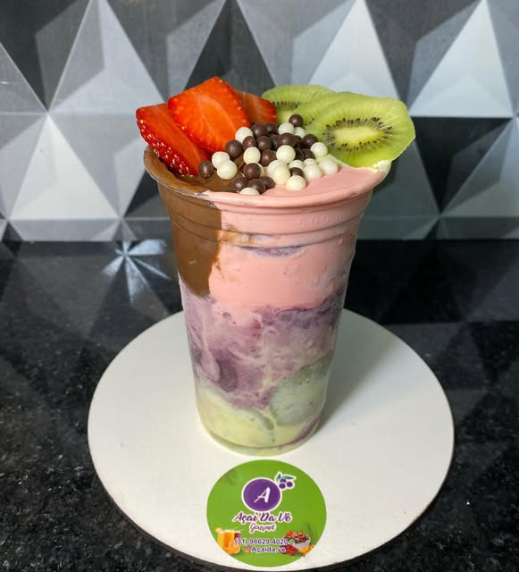 Copo colorido de açaí com frutas e confeitos, foto do Instagram da loja