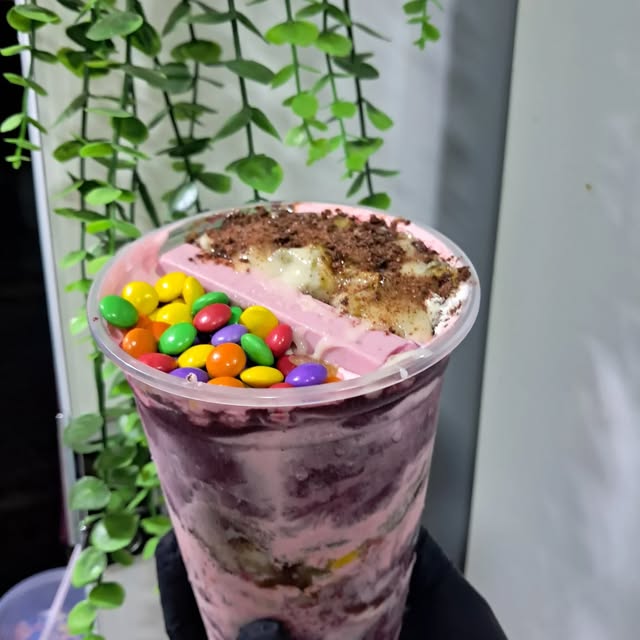 Açaí cremoso com confeitos coloridos, foto do Instagram da loja