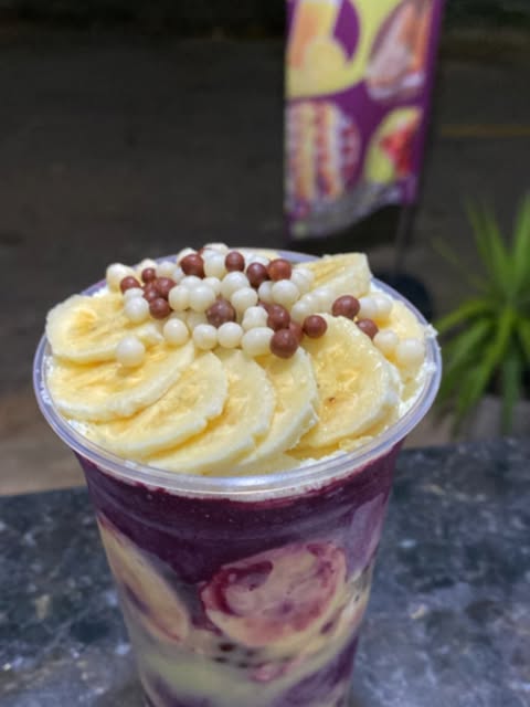Copo de açaí da Açaí da Vê com banana e confeitos, em foto do Instagram